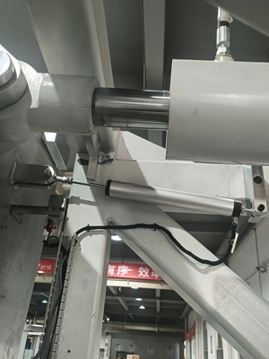 米朗電子尺KTC1與KPC1使用在3C電池貼標(biāo)機(jī)實(shí)物圖